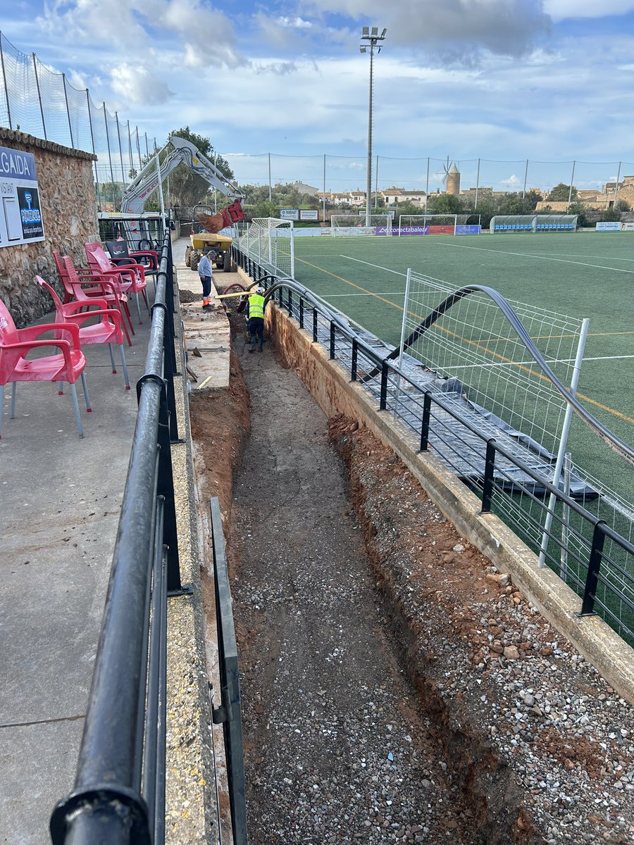 🚧 Seguim avançant! Les obres d'extensió de serveis per als nous vestidors, el pavelló i l'institut progressen a bon ritme. ✅ Apostam per millorar les infraestructures al servei de l'educació i l'esport. 💪 #Compromís #Infraestructures #EsportiEducació 🏗️