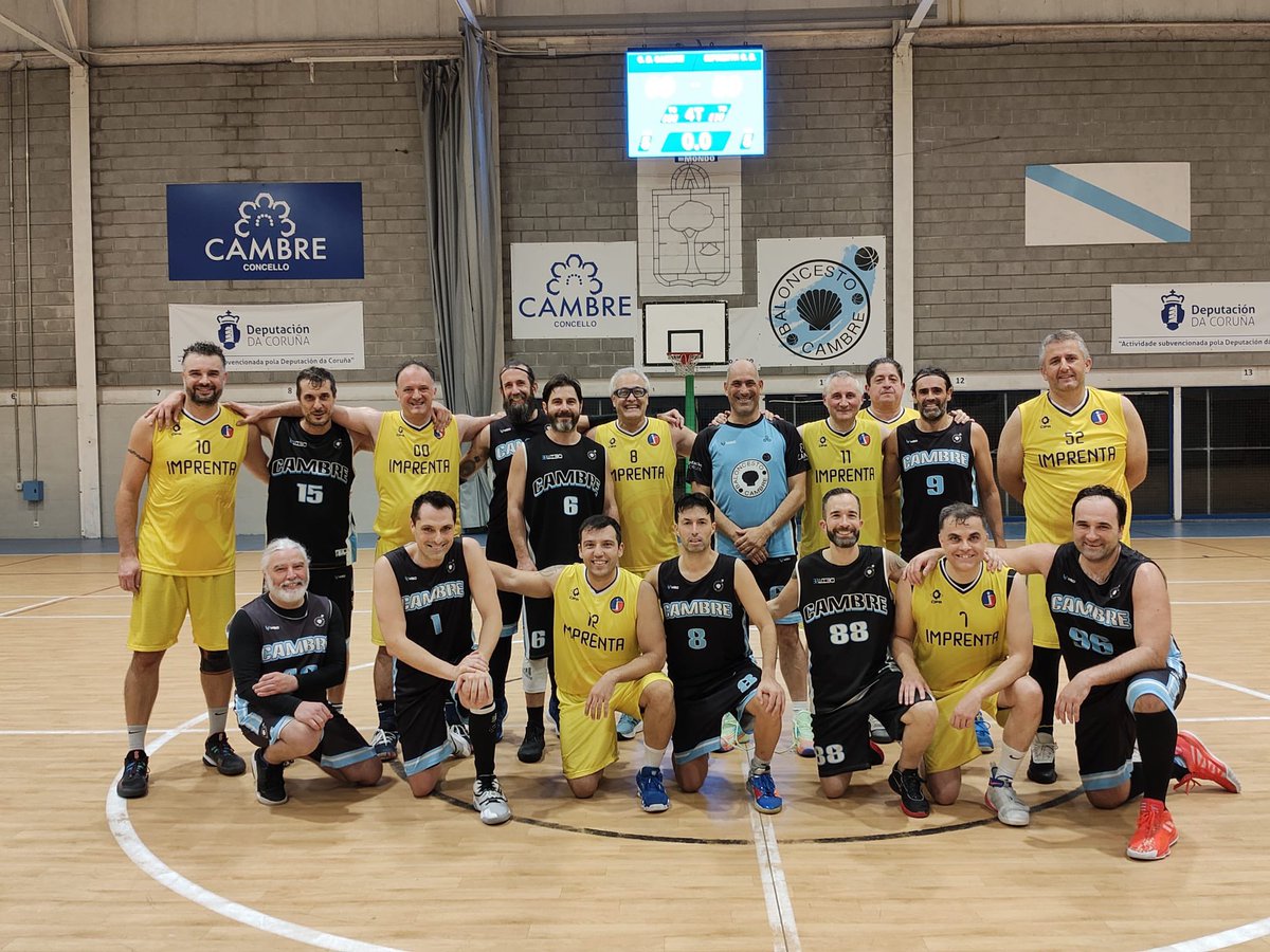 FGB_Baloncesto's tweet photo. 🥹 Nada mellor para iniciar unha nova aventura que amplos sorrisos 😃 e todas as gañas!

@CBCambre e @ImprentaCB estrearon así este domingo a primeira edición da Liga de Veteranos ⛹️⛹🏻‍♂️ FEGABA👏

🫶 Unha data xa para a memoria! 

💪 Agora, a vivir a competición intensamente! https://t.co/ND8ypN5MGE