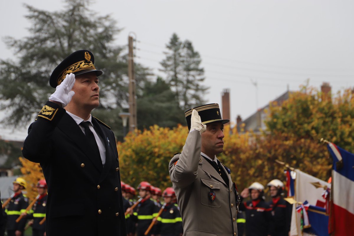 riisc_1's tweet image. Nos sapeurs-sauveteurs rendent hommage aux morts pour la France en ce jour de commémoration de l&apos;Armistice 🇫🇷

#votrehistoirenotrehistoire #11novembre 
#EnLeurSouvenir 

@Uiisc7 @SecCivileFrance @UIISC5CORTE @CDC_UIISC1 @armeedeterre @Interieur_Gouv
