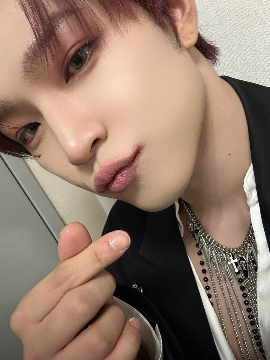 leedoeus's tweet photo. just fell to the floor https://t.co/Eat1Y0pY3g