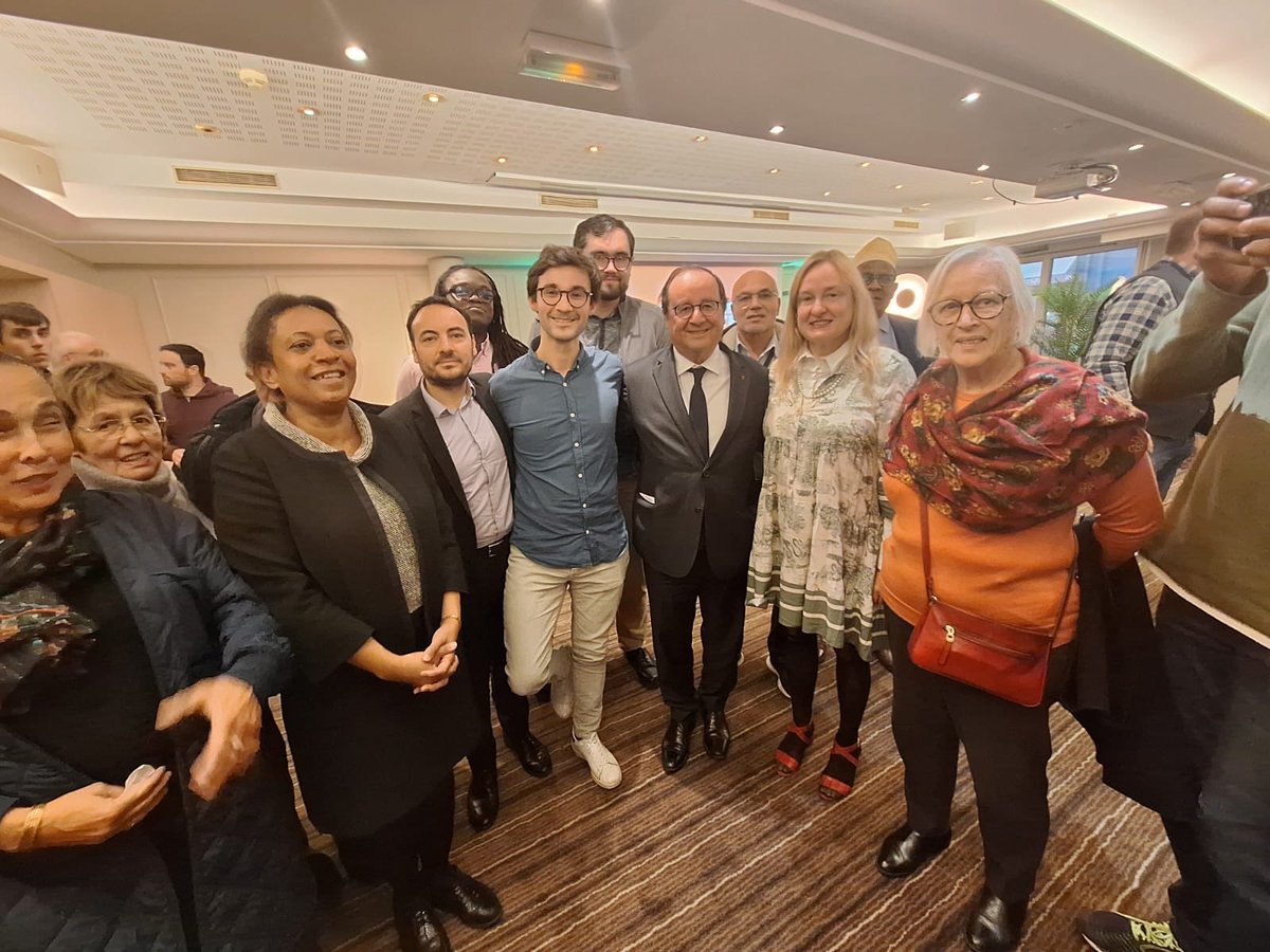 sixtinadeparis's tweet photo. De l’utopie au réel, je rentre confiante des rencontres d’automne avec ⁦@HeleneGeoffroy⁩ pour faire gagner la gauche en 2027. Des idées et de l’efficacité démocratique pour un monde apaisé et meilleur ⁦@DLSocialistes75⁩ ⁦@DLesSocialistes⁩ https://t.co/BS4O7Z83OM