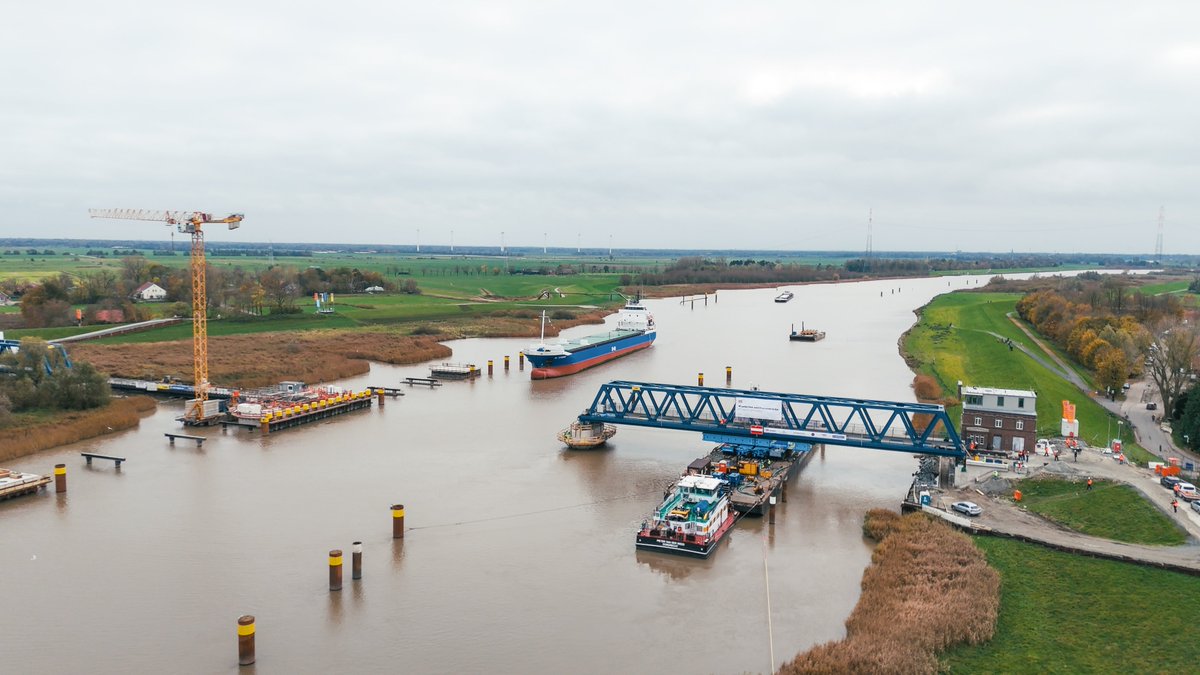 🌉 De bouw van de nieuwe Friesenbrücke over de Eems bij Weener vordert gestaag. Onlangs werd het tweede, tonnenzware brugdeel geplaatst. Een indrukwekkende operatie die aantoont hoe ver de werkzaamheden al gevorderd zijn. #wunderline #friesenbrucke wunderline.nl/nieuws/artikel…