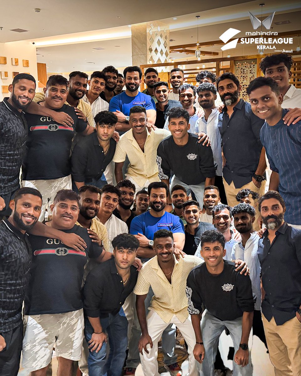 slk_kerala's tweet photo. So many legends in one frame 😍✨
#SLKFinal #SuperLeagueKerala #IniPanthPaaranaPooram #SLK #MahindraSLK #AmulSLK https://t.co/EuGNb1BIFR