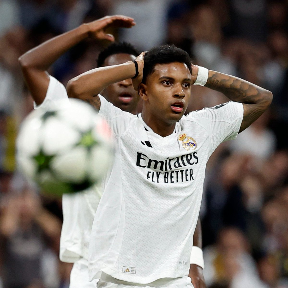 Real Madrid; Rodrygo'nun sağ bacağındaki rektus kasından sakatlandığını, Lucas Vazquez'in ise sol bacağında bulunan addüktör kasında yaralanma tespit edildiğini açıkladı.