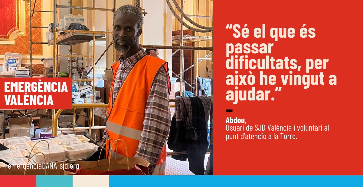L'Abdou té 50 anys i és de Gàmbia. Amb prou feines parla castellà, però això no li impedeix ser un més dels voluntaris i voluntàries que s'estan deixant la pell a València. Es trobava en situació de #sensellarisme a Barcelona, i en veure l'emergència  a València, no va dubtar a
