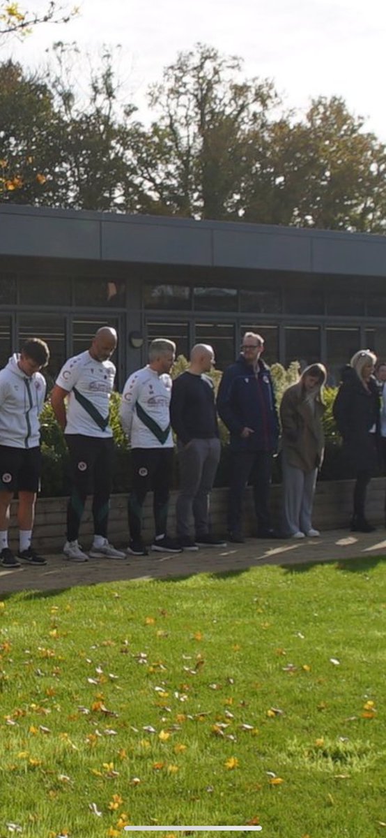 _rfcmatt's tweet photo. That’s definitely not Mark Bowen stood there in the middle, right?? #ReadingFC https://t.co/2WGdEzydH5