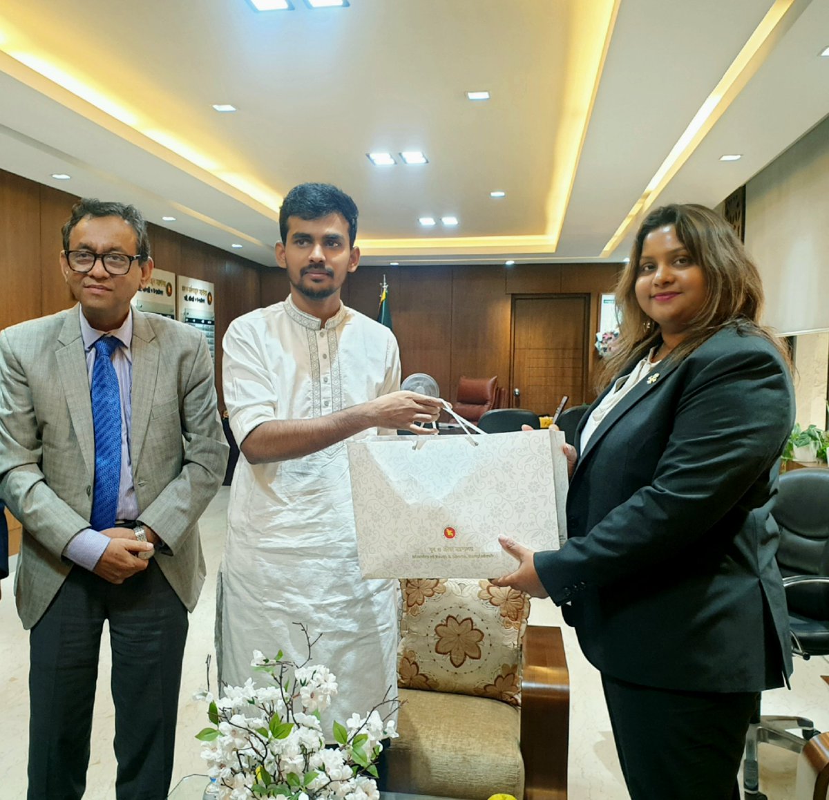 High Commissioner Shiuneen Rasheed calls on Asif Mahmud Shojib Bhuyain, Adviser for Ministry of Youth and Sports.

Discussions focused on strengthening youth empowerment and sports collaboration between Maldives and Bangladesh, including exchange programmes and joint initiatives.