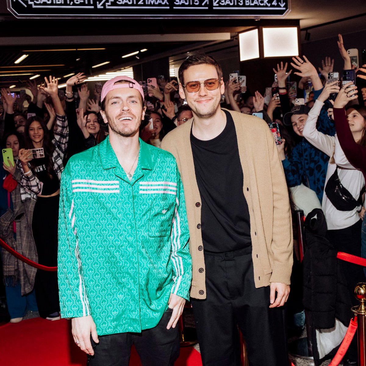 Голливудские звёзды 🥹
люблю их 💙💚