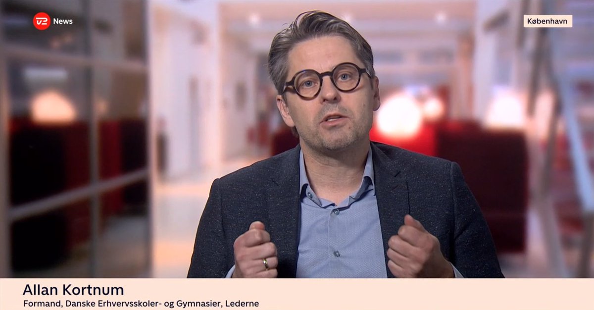 Danske Erhvervsskoler og -Gymnasier (@danskeeg) on Twitter photo Ros til regeringen for intentionen bag ny tilskudsmodel, men <a href="/Kortnum/">Allan Kortnum</a> advarer mod den ulighed ml. gymnasier, som reformen kan medføre, når der spares 10% på gymnasier med +700 elever. "Alle elever fortjener en uddannelse af høj kvalitet – uanset gymnasiets størrelse og placering" Ros til regeringen for intentionen bag ny tilskudsmodel, men <a href="/Kortnum/">Allan Kortnum</a> advarer mod den ulighed ml. gymnasier, som reformen kan medføre, når der spares 10% på gymnasier med +700 elever. "Alle elever fortjener en uddannelse af høj kvalitet – uanset gymnasiets størrelse og placering"