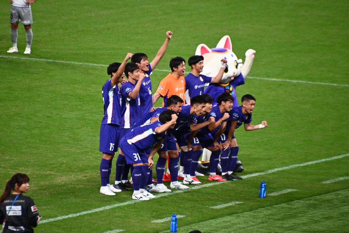 kanykichi22's tweet photo. 【前半終了】
#クリアソン新宿 0-2 #アトレチコ鈴鹿
13分に左サイドを突破したMF濱名真央のミドルシュートが決まり、鈴鹿が先制。
更に34分にはMF小野寺亮太のゴールで鈴鹿が追加点を挙げる。
アウェイの鈴鹿の2点リードで前半を折り返す。
#CriacaoShinjuku #atleticosuzuka #JFL #コミュサカ https://t.co/fQRPqTZkpA