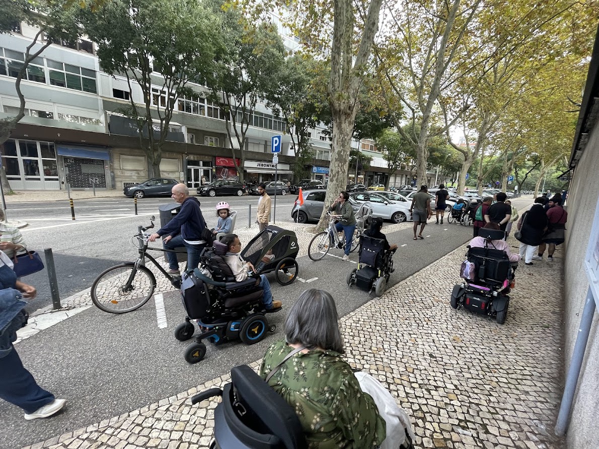 ♿️ A <a href="/CamaraLisboa/">Lisboa</a>, a JF Benfica e a AccessibleEU promoveram uma caminhada entre o CC Colombo e o CC Fonte Nova, com o objetivo de sensibilizar a população e conhecer identificar diversos problemas e soluções relacionados com a acessibilidade pedonal 🚶 na cidade.