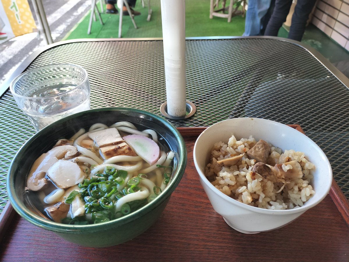 Syotasan1's tweet photo. 赤目四十八滝に向かう途中、おっちゃんねるで紹介されてた松茸ご飯が提供されるお店に。
車から降りるやいなや、ただよう松茸の香り🥰
お昼には少し早めの到着だったけど、結果大正解。その後続々とお客さんがきてた✨
松茸ご飯と松茸うどんを頂いて、大満足💕
#フルーツランド南国　#おっちゃんねる https://t.co/E8XtaNvBKV