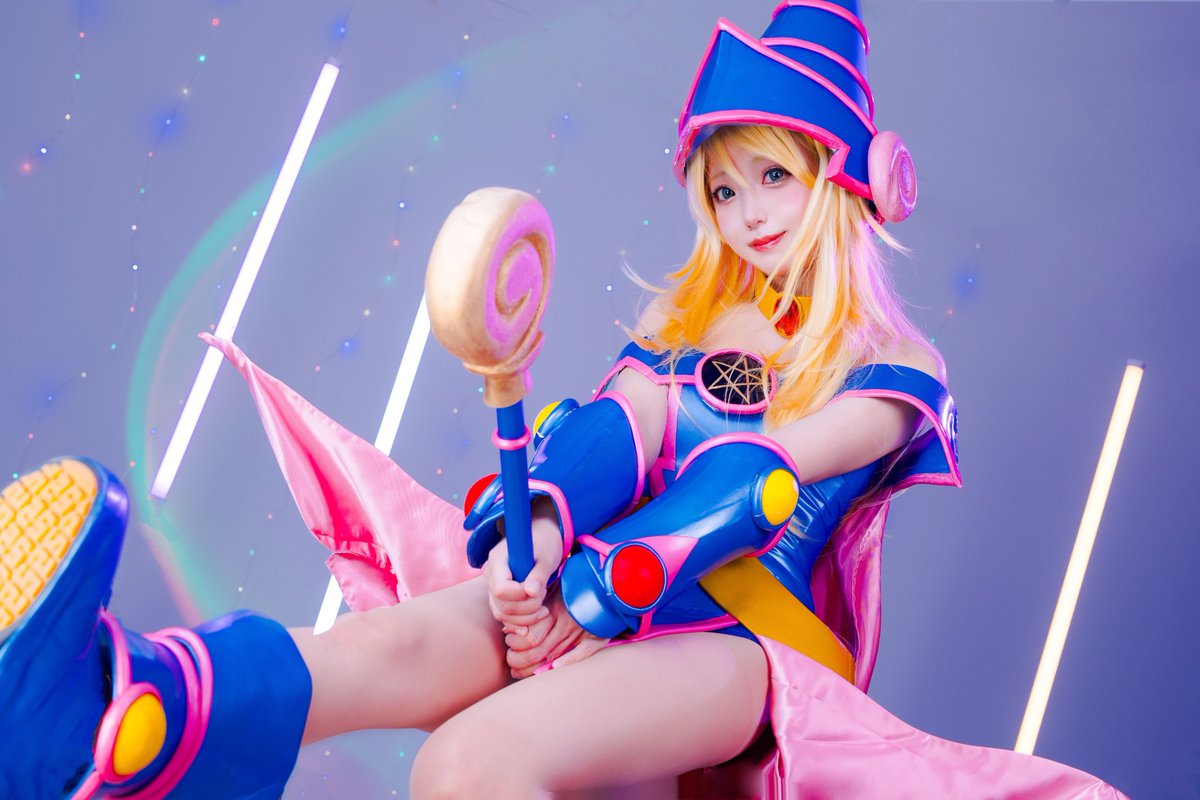 【コスネーム】まあ

【作品名】遊戯王

【キャラ名】ブラックマジシャンガール

【ポイント】背景をカメラマンさんと一緒に一生懸命作りました！！浮いているように再現するためポージングも頑張った力作です！！

#平成コスモスナップ