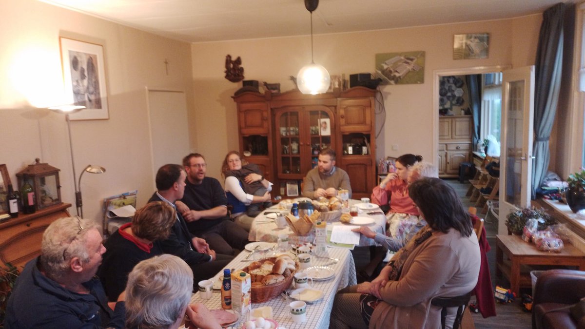 Gedeputeerden Abel Kooistra en Eke Folkerts ontbijten bij familie Aarts in Hallum. Aanleiding was het verschijnen van het rapport “Kansen op klei 2030”, een project waarin bedrijfsontwikkelingsmogelijkheden tot 2030 zijn onderzocht. Lees meer: waadrane.frl/nieuws/ontbijt…