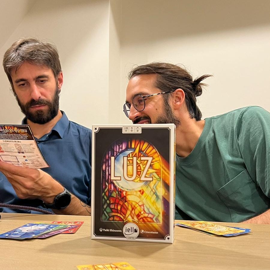 Qu’avons-nous pensé de Luz ?

Robin <a href="/GrenierLudique/">Le Grenier ✨ | Petits objets pour grands joueurs</a>  :
Adore la mécanique de plis, cependant, Luz renouvelle le genre et ça en fait un jeu encore plus apprécié.

Alex’ :
Très hypée et convaincue par le jeu, elle [...]

🎙 Retrouvez nos avis complets : vaisseauhypersensas.fr/defausse/7/308