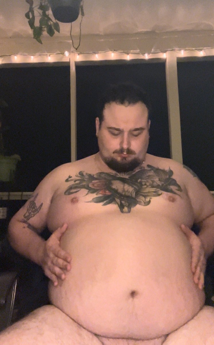 SouthernB13's tweet photo. I just really enjoy this picture 🥵 the fat coming off of my cheeks, how wide I am…fuuuuck I love getting fatter and need so much more https://t.co/29FPOr7Rns