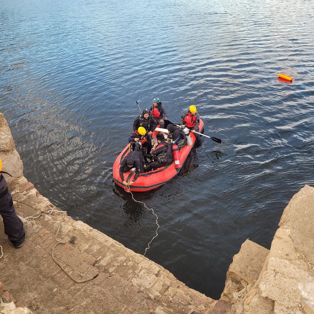 BomberosdeChile's tweet photo. 𝗚𝗘𝗥𝗦𝗔 | Equipo #GERSA en proceso de acreditación Los Andes, en día 2 de búsqueda de persona en tranque Ruange. https://t.co/9BkHaIOFeH