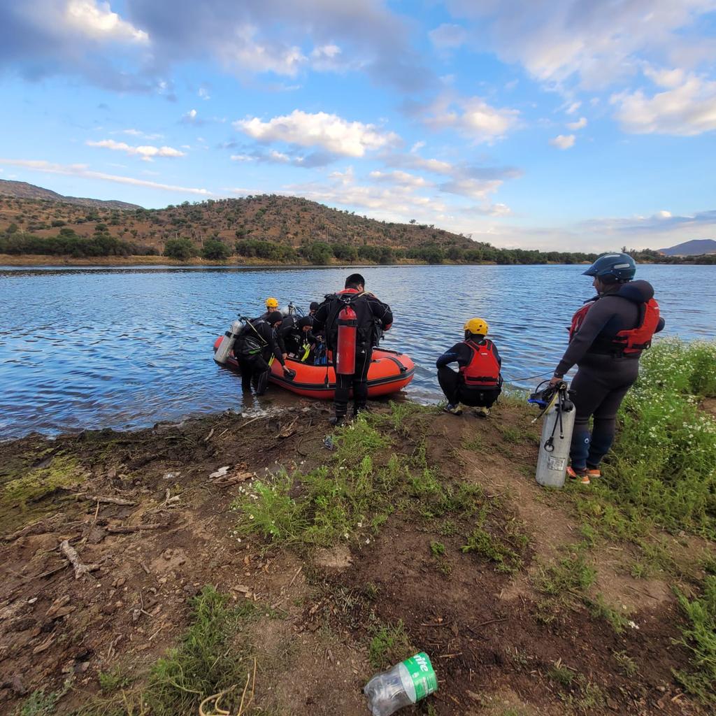 BomberosdeChile's tweet photo. 𝗚𝗘𝗥𝗦𝗔 | Equipo #GERSA en proceso de acreditación Los Andes, en día 2 de búsqueda de persona en tranque Ruange. https://t.co/9BkHaIOFeH