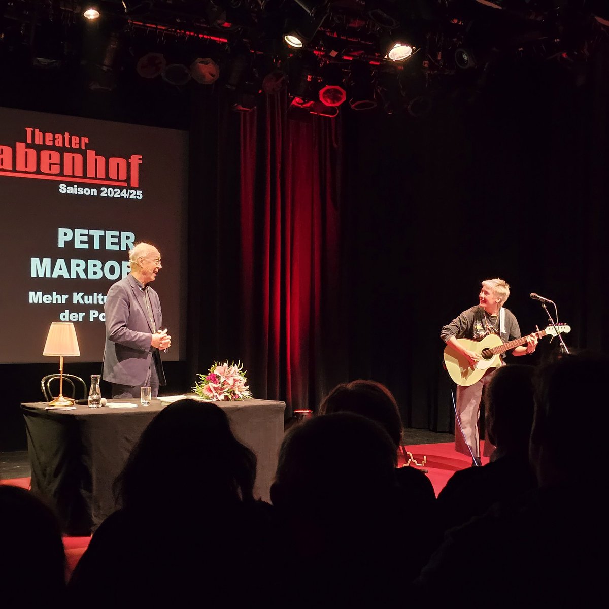Peter Marboe hat im Rabenhof mit seiner phantast. Tochter Anna Mabo seine Erinnerungen präsentiert.
Ein Ereignis mit Humor und Ernst. Solche Menschen brauchts, die was erlebt und gesehen haben, gestalten wollen und auch umsetzen können, etwa das Shoa-Mahnmal am Judenplatz. Danke!