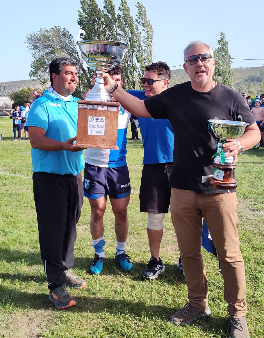 Maravillosa Final del Torneo Austral. Excelente marco de público y acompañamiento de las familias. Agradecemos la presencia de los Dirigentes de todos nuestros clubes … Un sábado de mucho rugby 🏉. Felicitamos a Chenque RC Campeón del Torneo Austral 2024 #AustralCrece