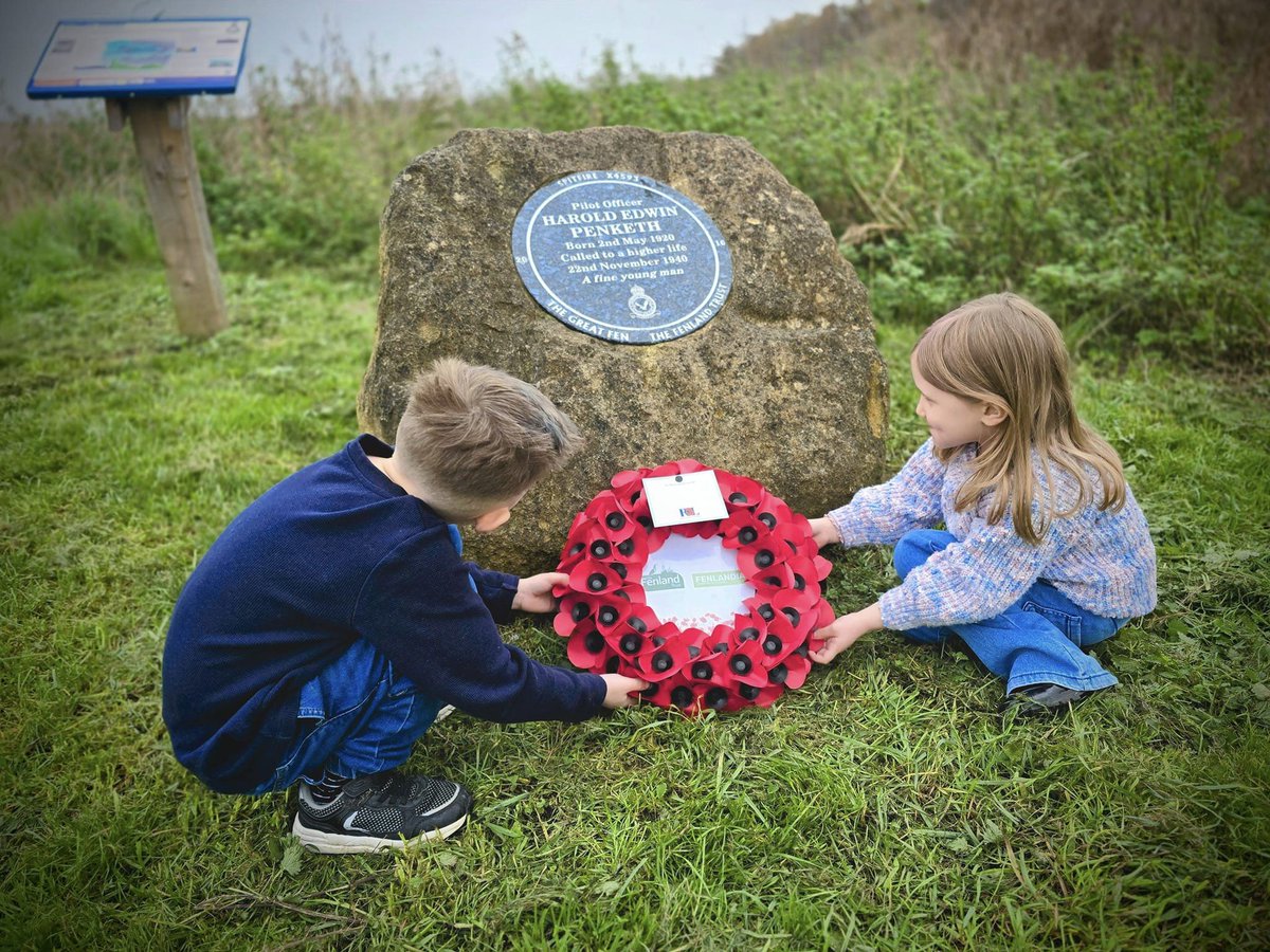 greatfen's tweet image. Today we remember the service and sacrifice of all those that have defended our freedoms and protected our way of life. A big thank you to Fenlandia for marking #RemembranceDay with this lovely wreath at the Harold Penketh memorial.