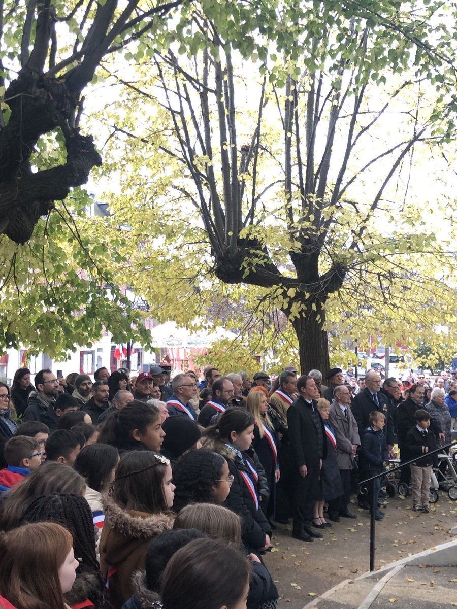 dupontaignan's tweet photo. Émouvante cérémonie à #Yerres. Merci aux anciens combattants et aux enseignants qui ont mobilisé les enfants des écoles pour perpétuer le souvenir du sacrifice de nos soldats.
#Yerres #11Nov #11Novembre #Armistice https://t.co/ZMwjKWcy6S