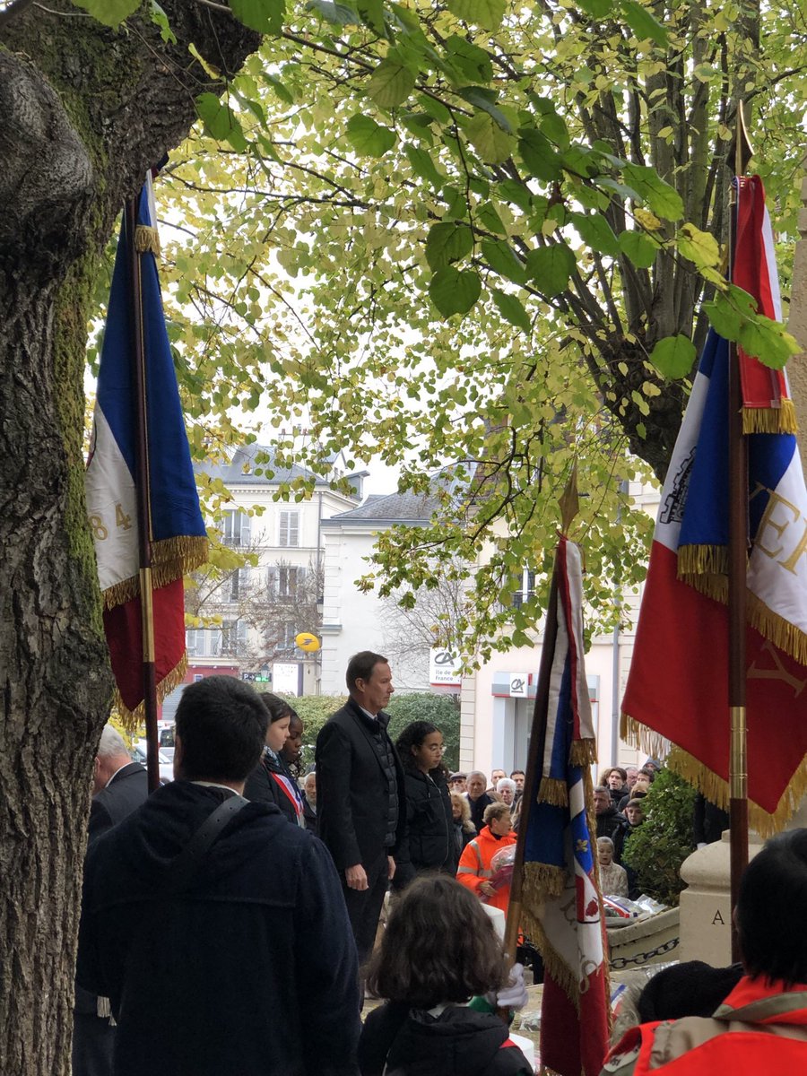 dupontaignan's tweet photo. Émouvante cérémonie à #Yerres. Merci aux anciens combattants et aux enseignants qui ont mobilisé les enfants des écoles pour perpétuer le souvenir du sacrifice de nos soldats.
#Yerres #11Nov #11Novembre #Armistice https://t.co/ZMwjKWcy6S