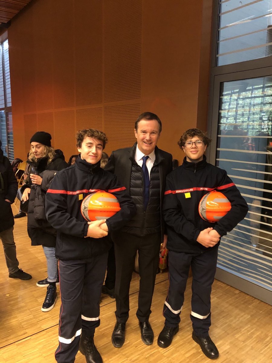 dupontaignan's tweet photo. Émouvante cérémonie à #Yerres. Merci aux anciens combattants et aux enseignants qui ont mobilisé les enfants des écoles pour perpétuer le souvenir du sacrifice de nos soldats.
#Yerres #11Nov #11Novembre #Armistice https://t.co/ZMwjKWcy6S