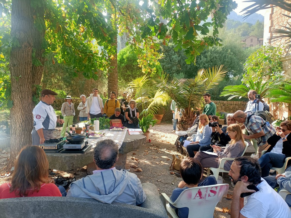 Dissabte vàrem organitzar Ciència a Tot Tren 🚂🔬🚞👨🏼‍🔬👩‍🔬 amb 300 persones fent un recorregut científic sobre raïls entre Palma i Sóller, amb visites guiades i cuina en directe!

Una jornada participativa i inoblidable! Gràcies a tots per fer-ho possible 🤗

#SetmanaDeLaCiència2024