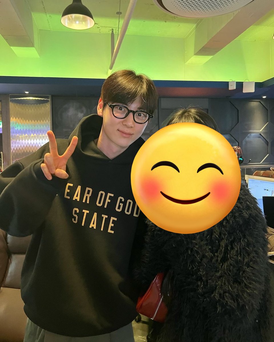 miming809's tweet photo. 목격짤이다...엉엉 ㅜㅜ  
후드 입은 거 좋음... 🤤
 #황민현 https://t.co/FfmF0nf7qk