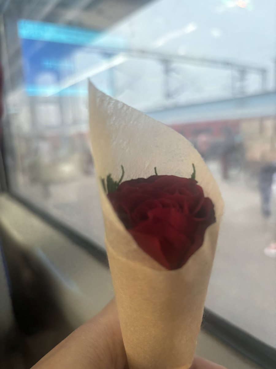 SurbhiKesar's tweet photo. The air conditioned coaches of fast trains in India welcome you w/ a rose &amp; loads of food, while at the same time conditions in trains serving migrants &amp; low income citizens is declining rapidly. Middle class praises the success.

A fitting image of India’s growth story. https://t.co/BIgQMg2r6A