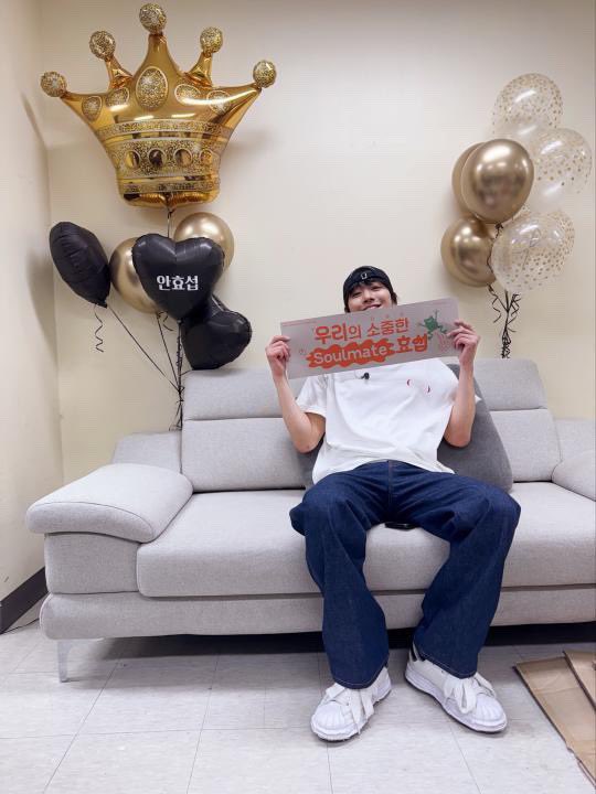 tsuby21's tweet photo. Awww , he said he had a meal with his dad today and he will def come tomorrow 😍
With #AHSGlobalSupport 🎈 gifts. Hope you shared the wine with your loved ones as well 😍
“Where ever you are we love you”
#안효섭 #AHNHYOSEOP 💚💜
#アンヒョソプ #安孝燮 https://t.co/GUrxn3VlBD