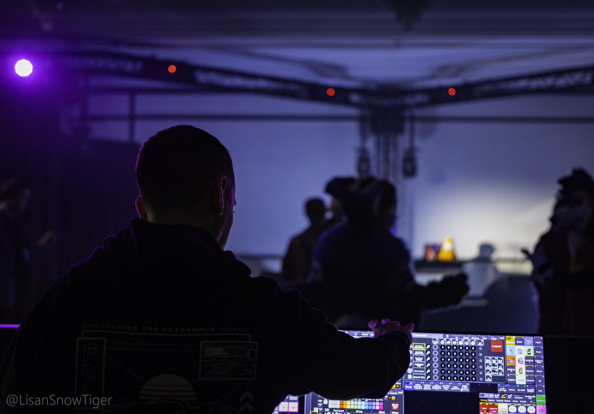 Doing beep boop on <a href="/FBlacklight/">Furry BlackLight</a> lights console.

📸 <a href="/LisanSnowTiger/">Lisan 🔜 FBlackLight</a>