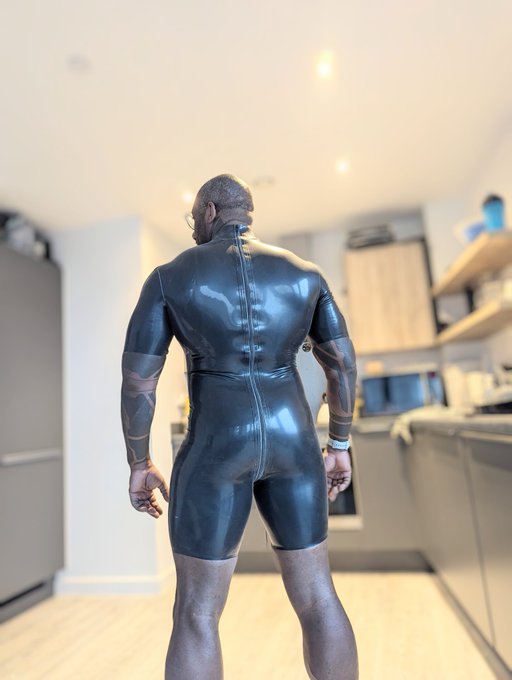 2 pic. New rubber suit https://t.co/7siI3Sqqcr