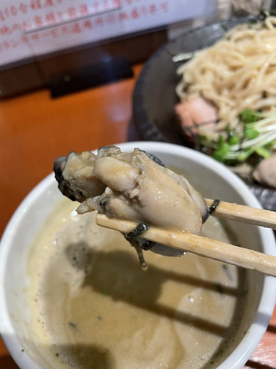 麺処 武壱🍜
 限定
【濃厚牡蠣つけ麺】

しっかりと濃ゆい牡蠣の旨味を感じるトロっとしたスープ！🦪

平打ち麺によく絡む😁

お好みの柑橘酢とも合う✨スープ、具材ともに牡蠣を満喫した😎
#つけ麺
#濃厚牡蠣つけ麺
#麺処武壱