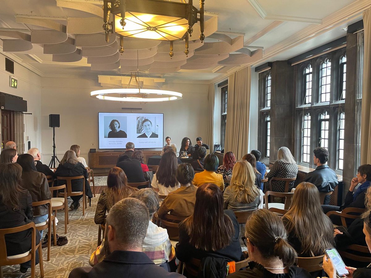 ASCER_comunica's tweet photo. Seguimos con nuestra labor de difusión de las bondades de la cerámica #TileofSpain entre arquitectos, interioristas y distribuidores de todo el mundo🌎
El viernes la Universidad de Toronto 🇨🇦 acogió un seminario organizado por #ASCER e @ICEX_ y la colaboración de @AzureMagazine https://t.co/eLqBS3u6AE