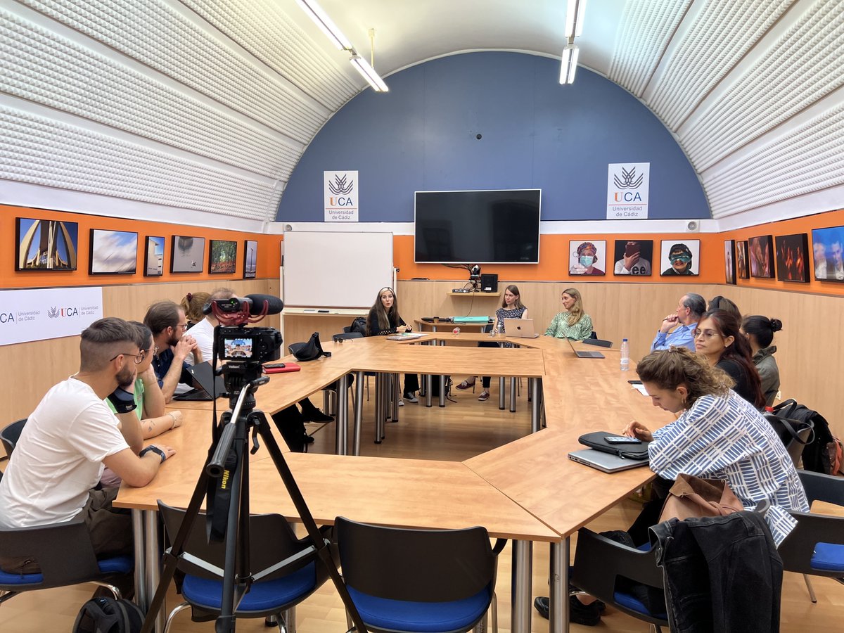 Pensoft's tweet image. 🤗Last week, we joined the @SHOWCASE_H2020 annual meeting in Cadiz 🇪🇸 in our role of a communication, dissemination &amp;amp; exploitation project partner!

📸Together, we filmed video abstracts &amp;amp; held an #ECRs workshop on cross-discipline synergies that include farmers!

#SHOWCASEagm24