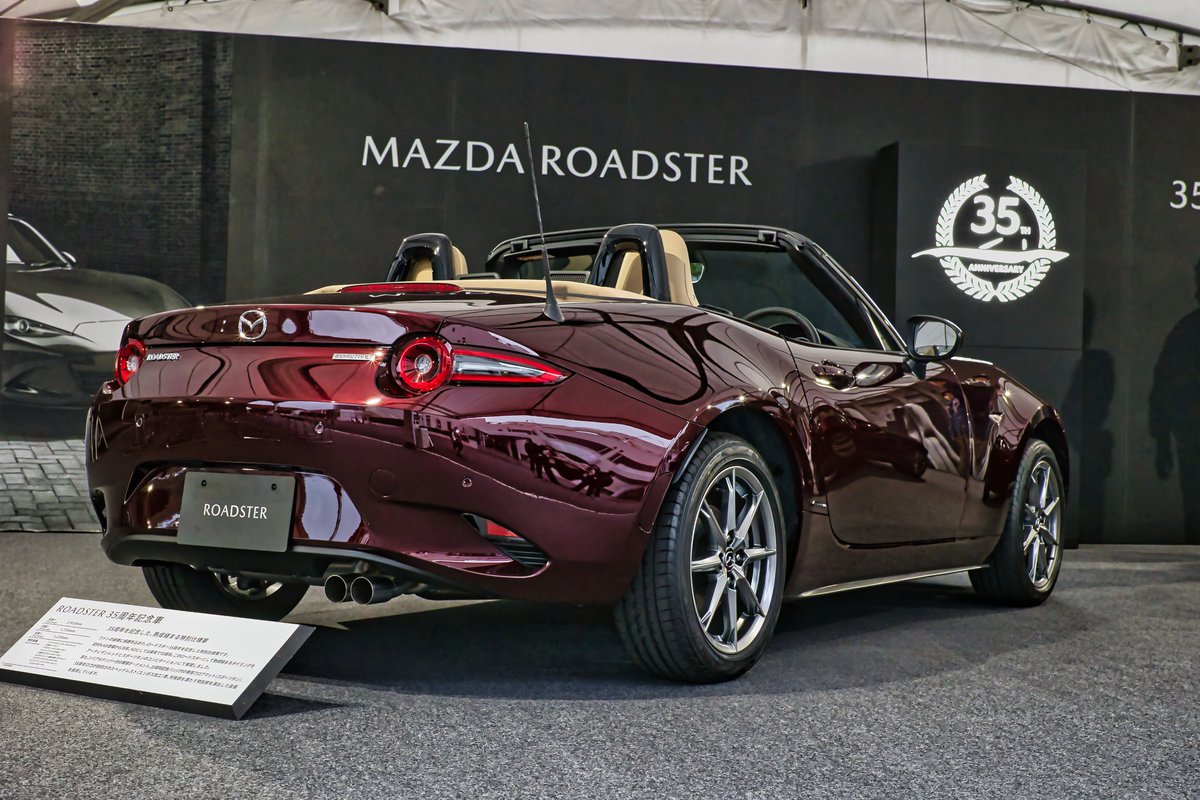 YZF_Architect's tweet photo. 2024.11.10_マツダファンフェスタ
ロードスター35周年記念車とRSコンセプト
ロードスターは実は乗ってみたい車だったりする✨
小さくてFRでMTで学生の時のあこがれだった
#岡山国際サーキット
#マツダファンフェスタ
#MAXDA
#ロードスター
#ロードスター35周年
#キヤノン党でほめあいたい https://t.co/DKzxGsX3rN