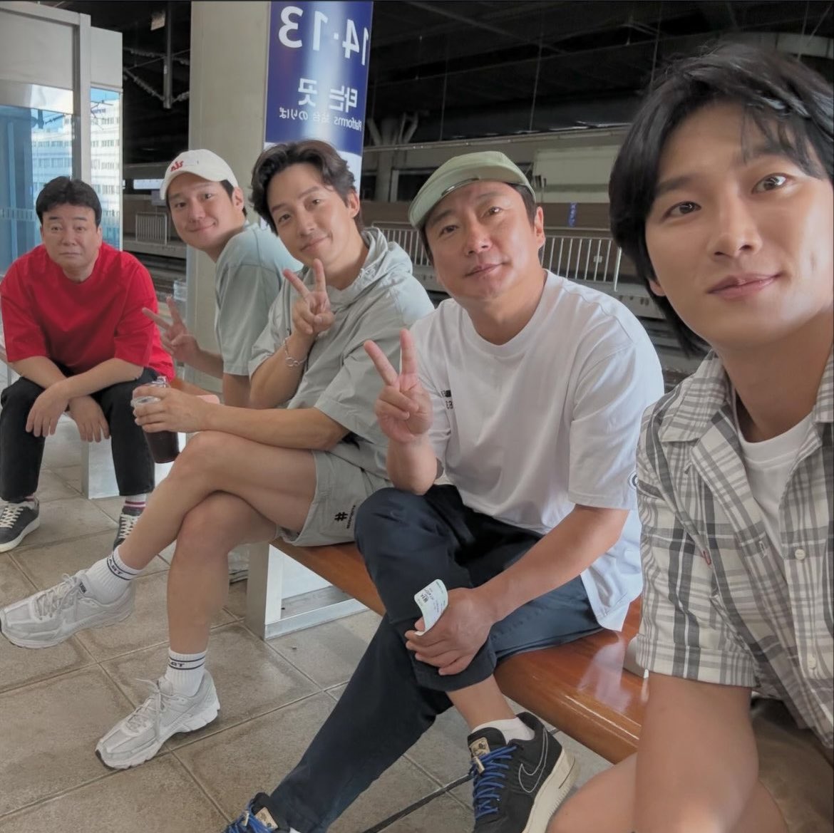 kokyungpyoth's tweet photo. คุณอันโบฮยอนแชร์รูปหมู่ทีม #TheBackpackerChef2 ค่ะ
เหลือน้องเล็กคยองพโยคนเดียวแล้วน้าาาาที่ยังไม่ลงรูปทีม 😝 https://t.co/o11tfLvrbJ
