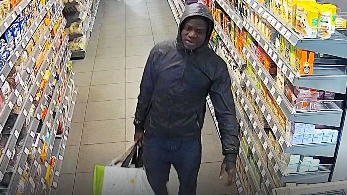 A new photo has now been released by Dutch police, showing the suspect in a Rotterdam supermarket shortly before the brutal attack on the sleeping homeless man.