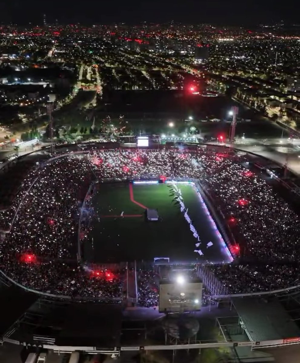 Soy socia, hincha y vecina de Colo Colo y del Estadio Monumental. Lo de anoche fue demencial. A las 12 de la noche, de un domingo, aún habían 40 mil personas en el estadio... Impresionante lo que mueve <a href="/ColoColo/">Colo-Colo</a>