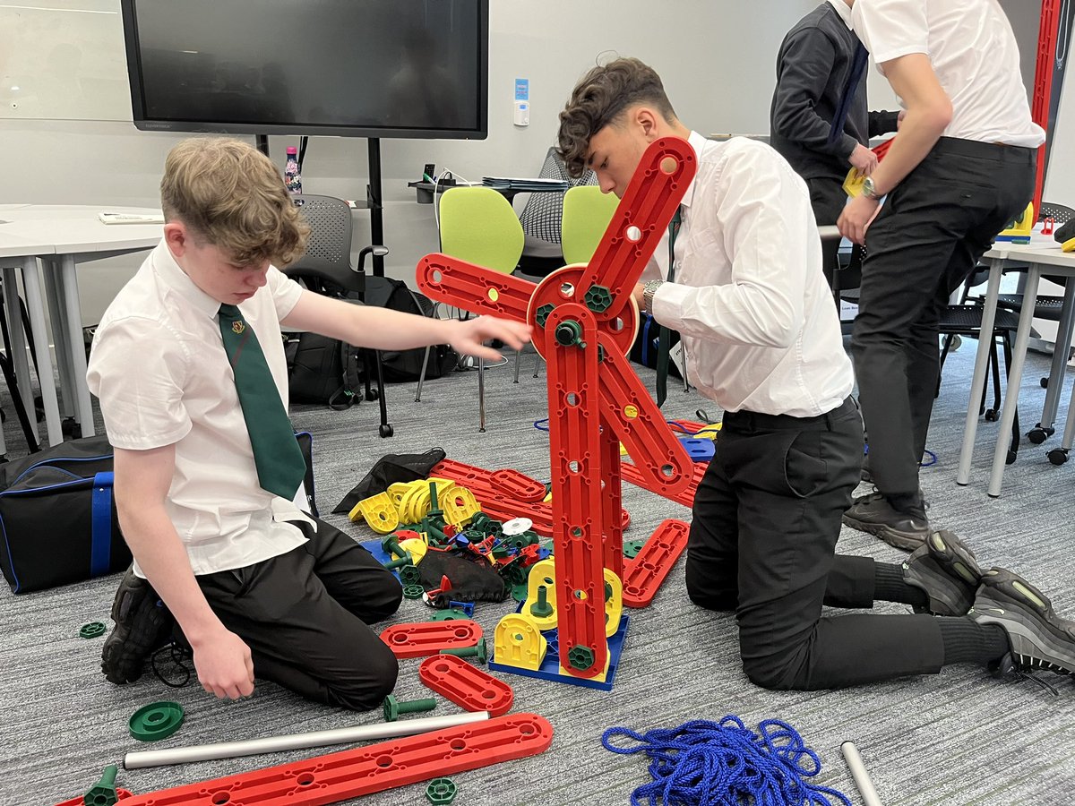 DYW_ForthValley's tweet photo. What a fantastic morning at the Engineering &amp; Construction School event🎉

Pupils met apprentices and employers, tried a welding simulator, built windmills (super creative) and had a tour of the college. 

Everyone had a blast and gained valuable insights into the world of work🙌🏻 https://t.co/RcjtMfo4DE