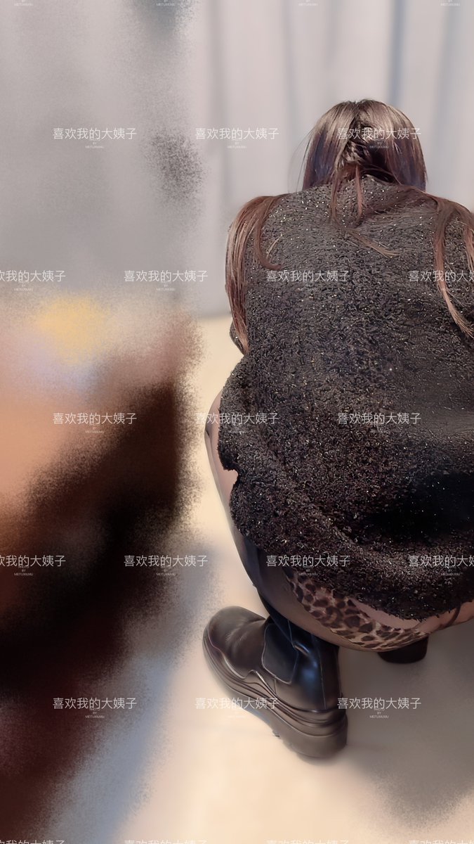 老婆今天穿的内裤真骚，我也佩服大姐了
老婆喂孩子吃饭呢，大姐和老婆晚上都没吃，说是减肥，最近胖了几斤，我随便吃了点面包，单独给孩子做饭在喂呢，老婆应该是裙子的原因，很短，一蹲下都能露出屁股，大姐直接来了一句，你今天穿的这条内裤好看，老婆说能看到吗，说完还站起来说屁股痒😂 https://t.co/1RIOq6Uc1G