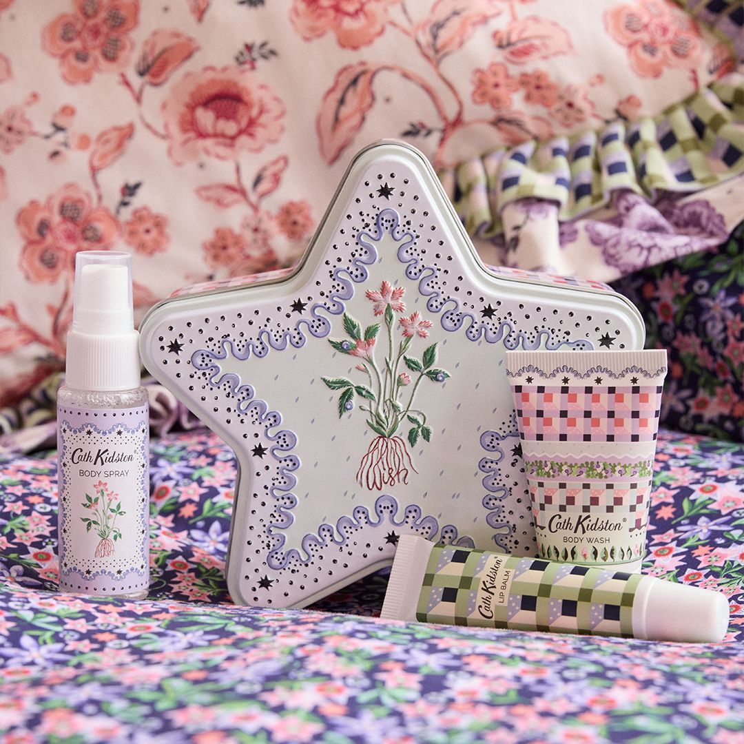 HartsOfStur's tweet image. Looking for stocking filler inspiration? Heathcote &amp;amp; Ivory make wonderful gifts, with festive scented candles and self-care kits. Including well-known brands ranging from Cath Kidston to William Morris.

Shop stocking filler gifts here: buff.ly/3Cm0egJ 

#HartsOfStur