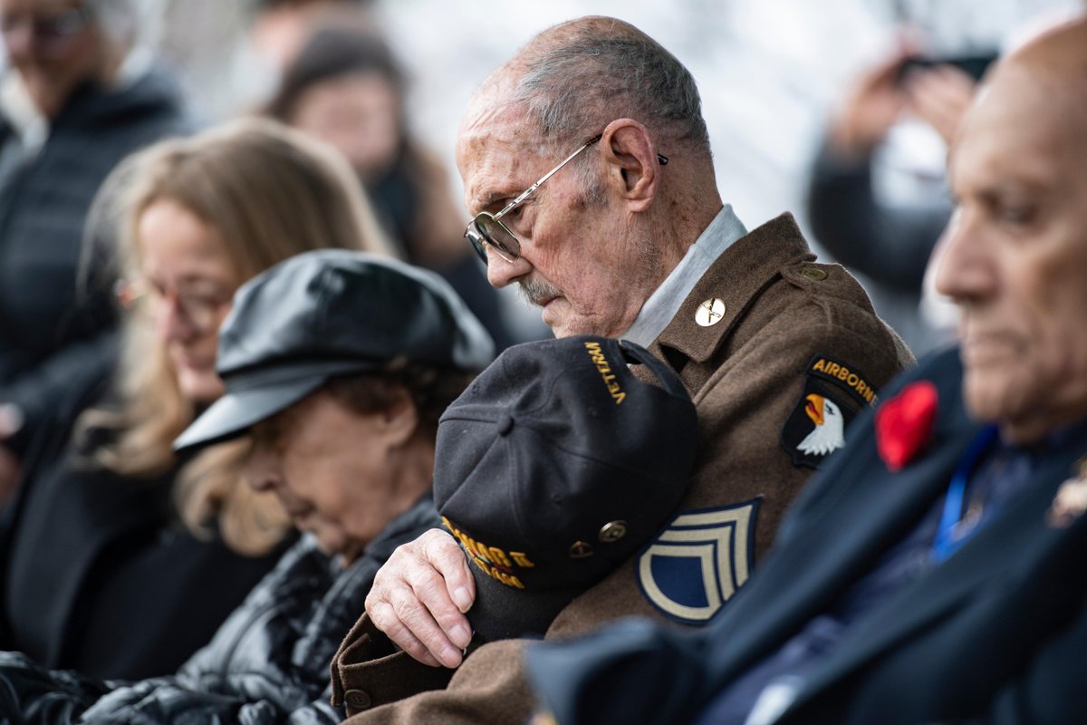 ArlingtonNatl's tweet photo. Happy Veterans Day! Thank you to our nation’s service members, past and present, for your dedication and service to our country.
 
At Arlington National Cemetery, we are honored and proud to care for veterans, service members and their families today, and every day. https://t.co/gPOyEd7HXo