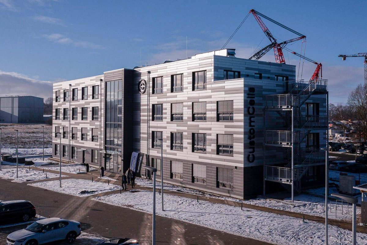 ev2car's tweet photo. German battery cell manufacturer Customcells has opened its new company headquarters in Itzehoe. The building, whose foundation stone was laid in November 2022, will house a research center in addition to the administration.

https://t.co/ls1s2ZsCNi https://t.co/HjK44FoY2p
