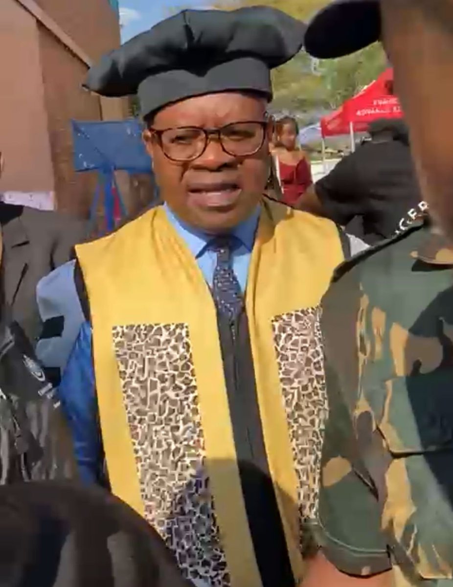 Thandovibes's tweet photo. I'm shocked! TUT registrar Avhashoni Michael Mushaathoni persists in harassing graduates and refuses to collaborate with the convocation elected representatives in presenting the convocation to the council meeting. I wonder why? #CorruptTUT
#TUTconvocation2council https://t.co/Yt1dpzXijh