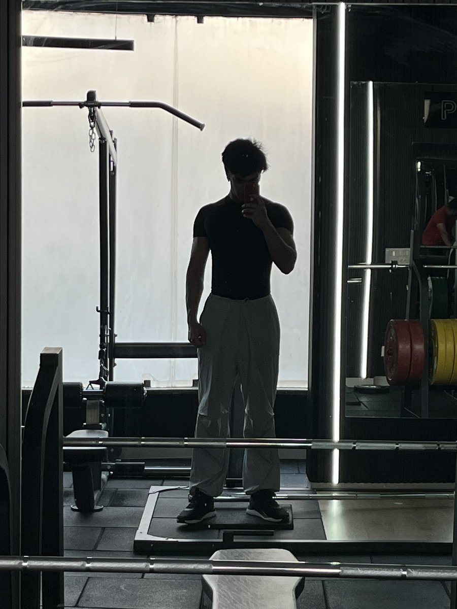 shubhamnegii's tweet image. Building bolder biceps with hammer curls! 💪

#Hammercurls #Bicepworkout  #GymLife #WorkoutMotivation