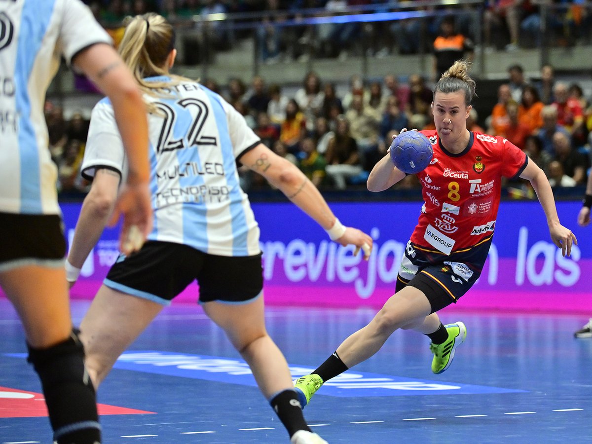 ❤️👶 ¡Nuestra más sincera enhorabuena a <a href="/SilviaArderius/">Silvia Arderius</a>, que estará un tiempo alejada de las pistas por una maravillosa razón: va a ser mamá!

🎩 ¡Toda una referente del #balonmano femenino en España, con 1⃣0⃣3⃣ partidos con las #Guerreras 🇪🇸!

🥰 ¡Felicidades, Silvia!