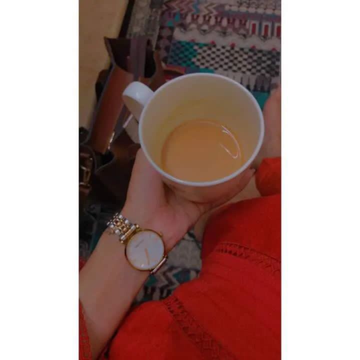 چائے بنا کے لے آئی ہوں آدھی پی بھی لی ہے اس سے پہلے پوری ختم ہو جائے کوئی سموسے لے آئے😁😋🤭